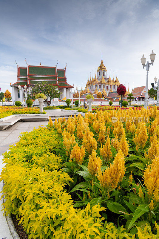 Loha Prasat位于泰国曼谷市中心的Ratchanatdaram寺建筑群